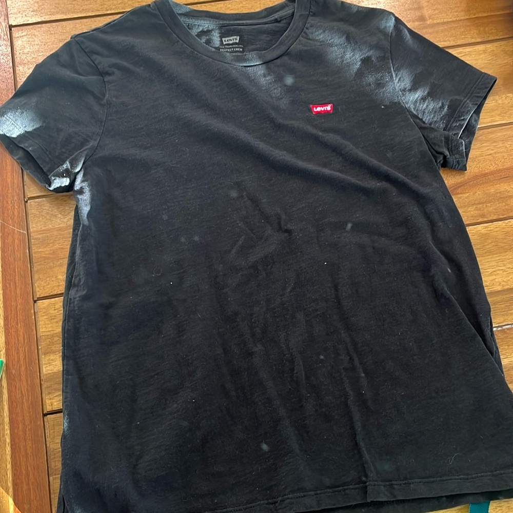 black perfect crew Levi’s tee shirt